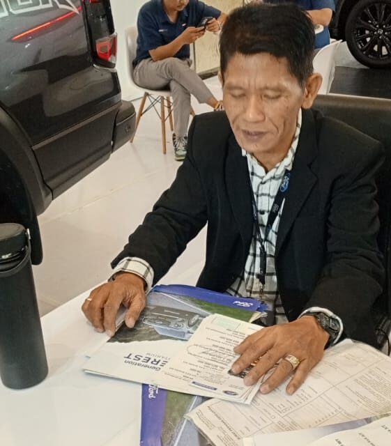 Frans melayani pelanggan Ford