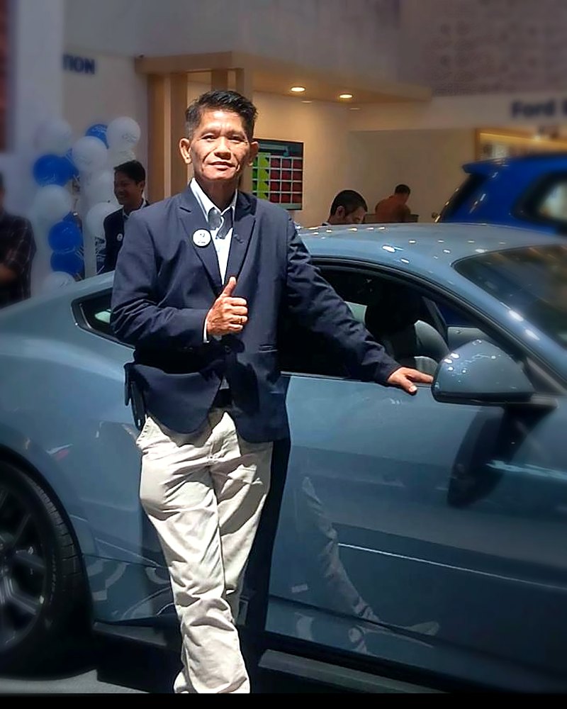 Frans, Staff Marketing Dealer Ford Jakarta, bersama Ford Mustang EcoBoost