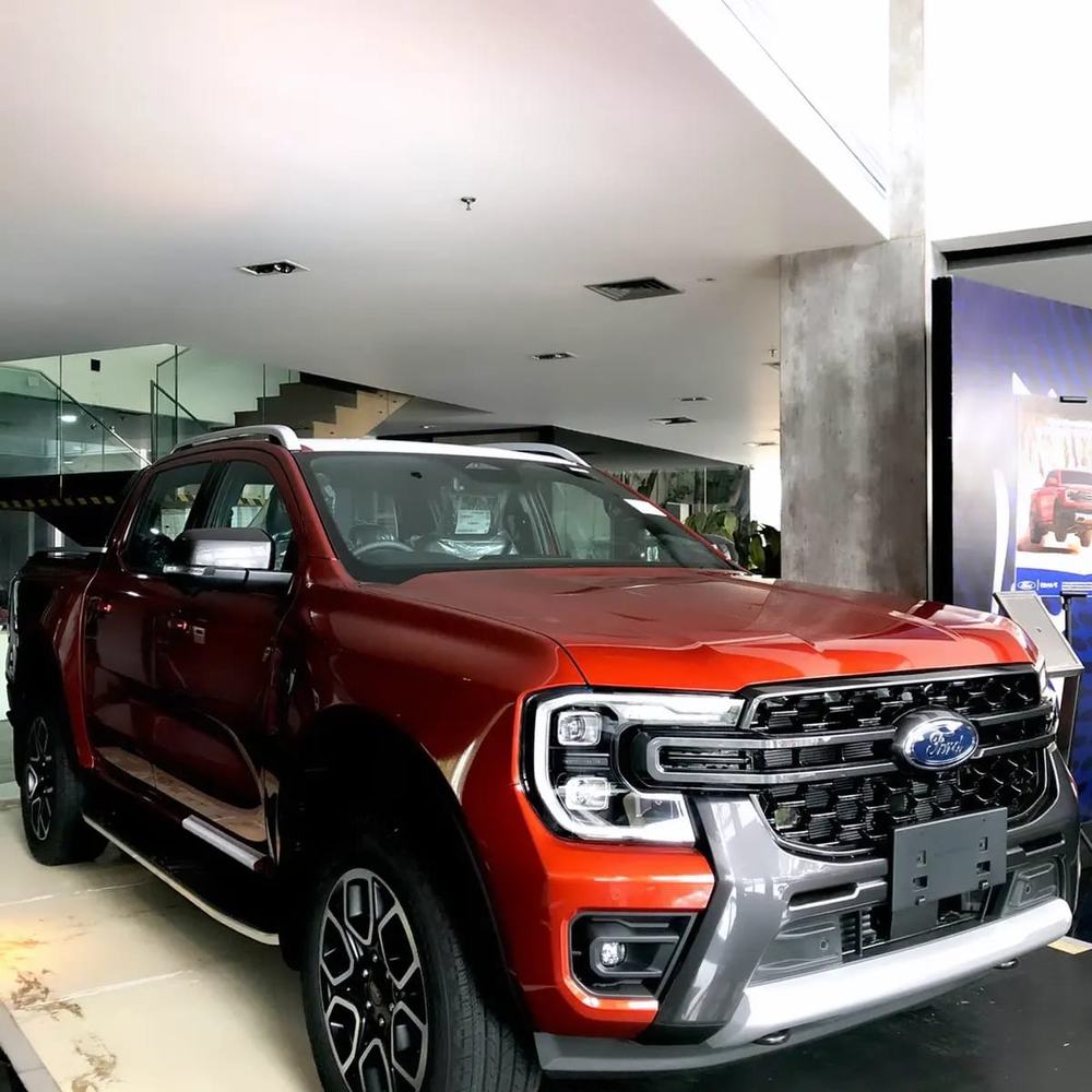 Ford Ranger merah di showroom Ford Jakarta