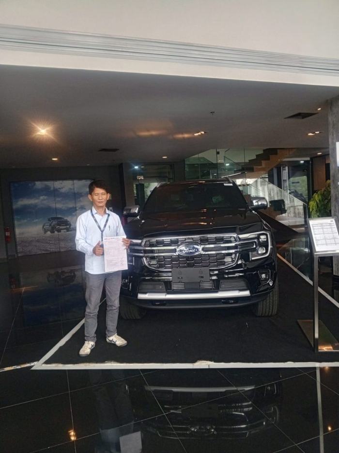 Serah terima unit Ford kepada pelanggan Dealer Ford Jakarta