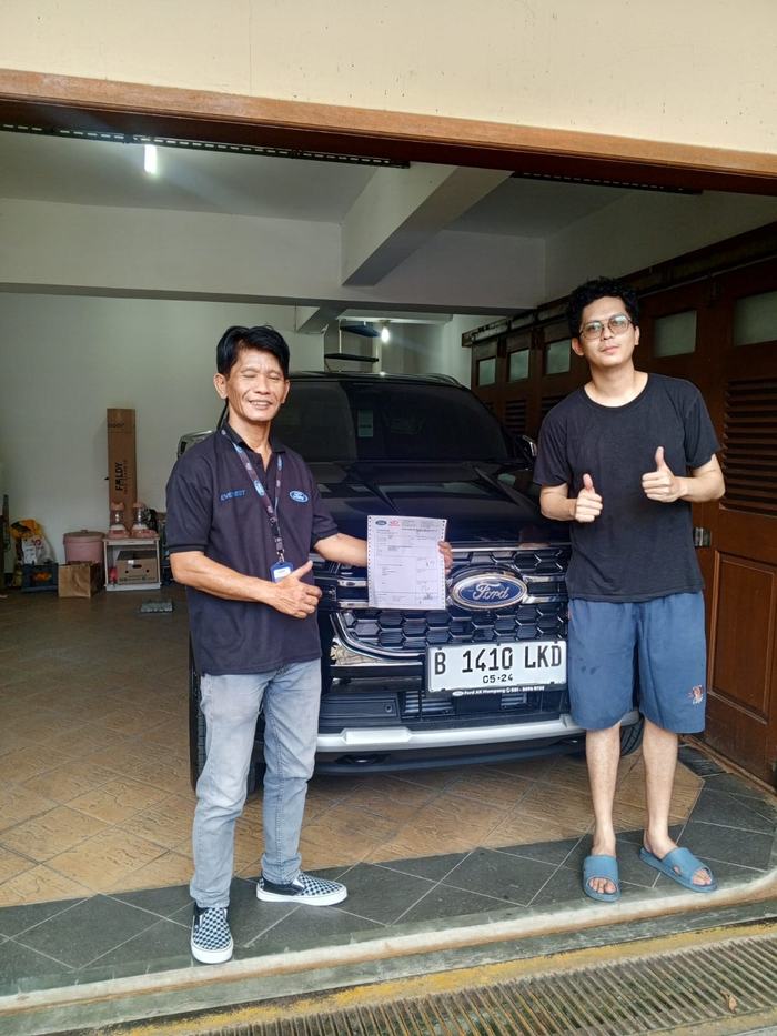 Serah terima unit Ford kepada pelanggan Dealer Ford Jakarta