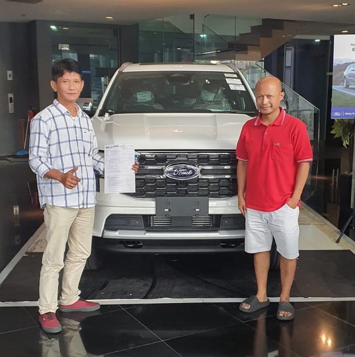 Serah terima unit Ford kepada pelanggan Dealer Ford Jakarta
