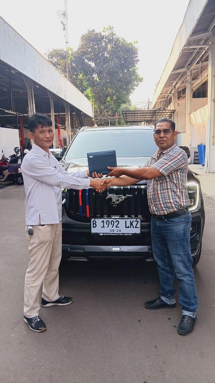 Serah terima unit Ford kepada pelanggan Dealer Ford Jakarta