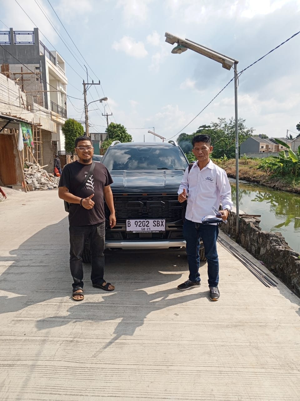 Serah terima unit Ford kepada pelanggan Dealer Ford Jakarta