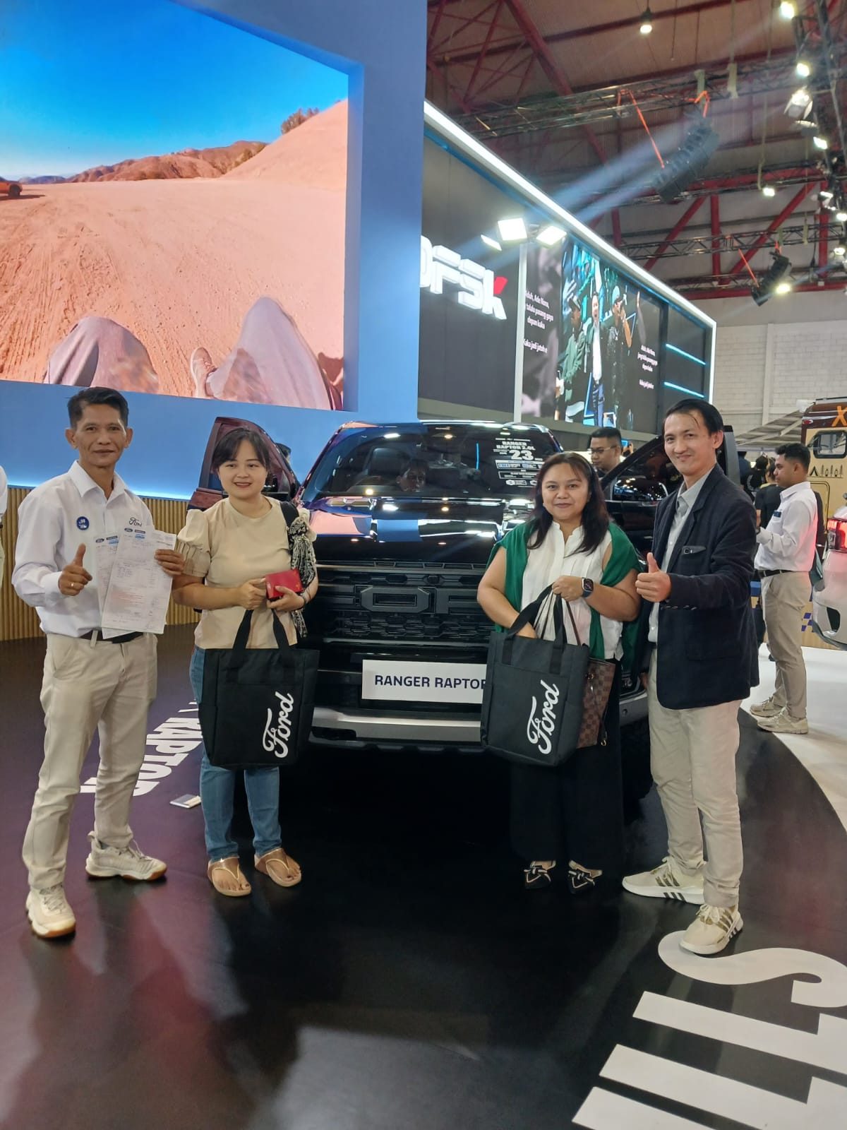 Serah terima unit Ford kepada pelanggan Dealer Ford Jakarta