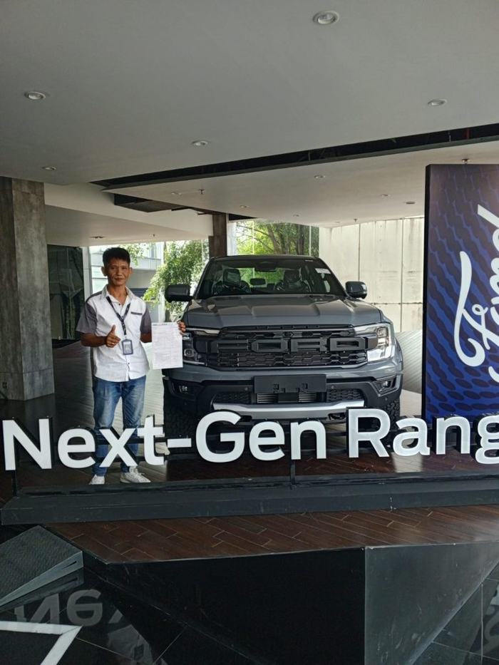 Serah terima unit Ford kepada pelanggan Dealer Ford Jakarta